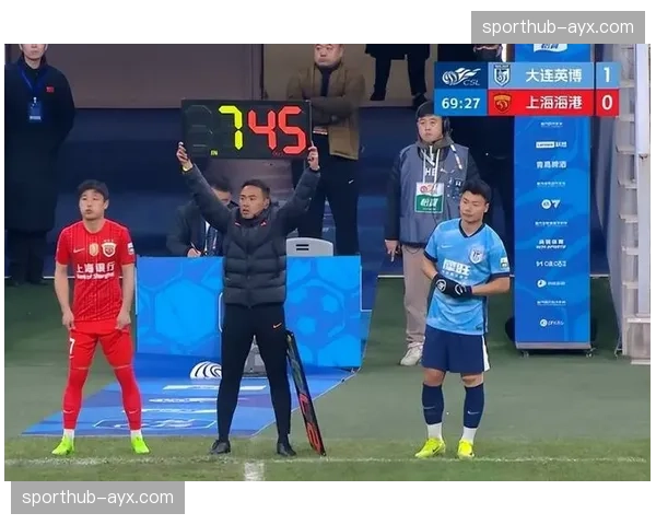 上海海港武磊空门打偏单刀滑倒，射门信心明显不足